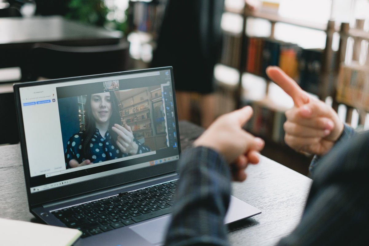 Woman in London talks with counselor in Thailand online