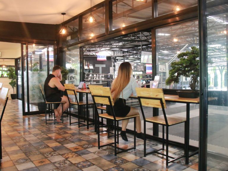 Wayne and Pim enjoy refreshments at juice bar